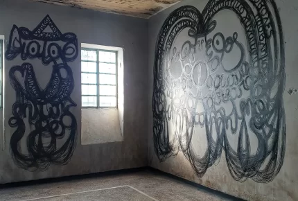 Τίτλος Έργου : Ten days in a madhouse Σχέδια σε τοίχο, μολυβοκάρβουνο και σινική μελάνη, 2022